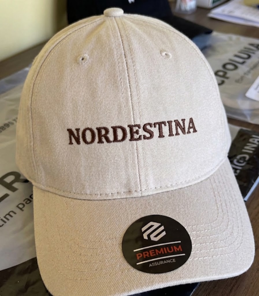 Boné bege com frase Nordestina bordada
